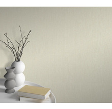 Närbild av en strukturerad tapet med vaser och böcker på ett bord