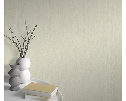 Närbild av en strukturerad tapet med vaser och böcker på ett bord