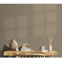 Närbild av en beige vinyltapet med en subtil textur som imiterar trä