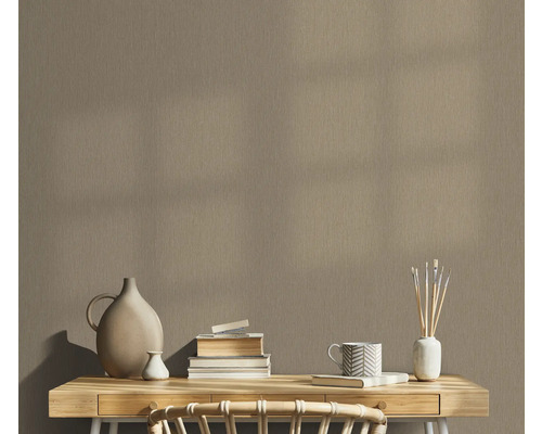 Närbild av en beige vinyltapet med en subtil textur som imiterar trä