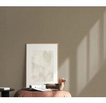 Strukturtapet i vardagsrum med dekoration