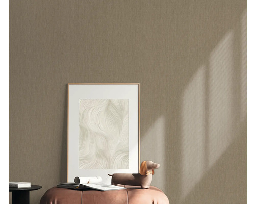 Strukturtapet i vardagsrum med dekoration