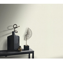 Dekorativa element på ett bord framför en vägg.