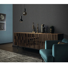 Vardagsrum med byrå, dekoration och fåtölj