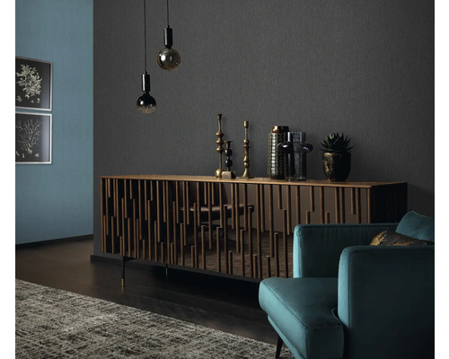 Vardagsrum med byrå, dekoration och fåtölj