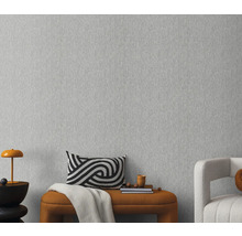 Närbild av en grå non-woven tapet med en fin textur