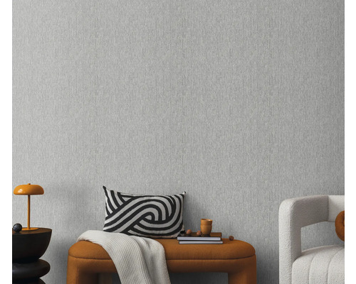 Närbild av en grå non-woven tapet med en fin textur