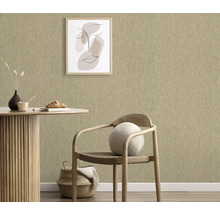 Närbild av en vägg med textil tapet, kombinerat med ett matbord, en stol och en inramad bild