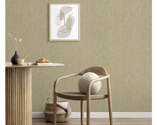 Närbild av en vägg med textil tapet, kombinerat med ett matbord, en stol och en inramad bild