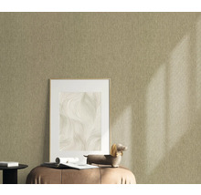 Textiltapet i interiör med bildram och dekoration