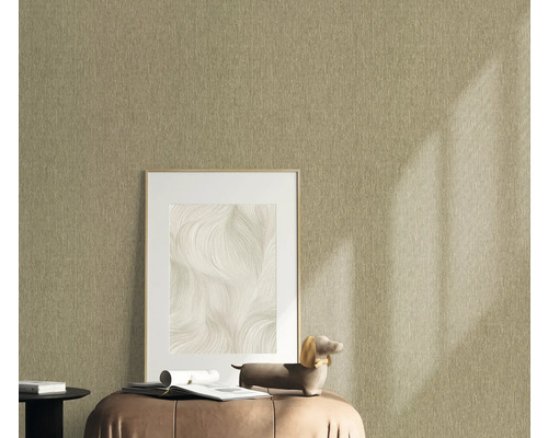 Textiltapet i interiör med bildram och dekoration