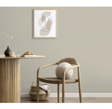 Inredningsexempel med en tapet på väggen, ett träbord och en stol