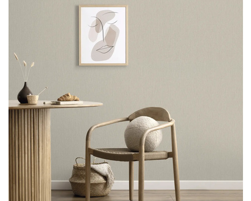 Inredningsexempel med en tapet på väggen, ett träbord och en stol