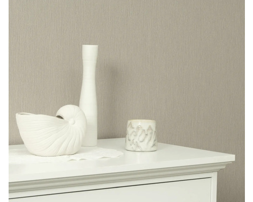 Dekorativa element på en byrå framför en tapet