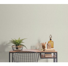 Skrivbord med dekoration och textil tapet i bakgrunden