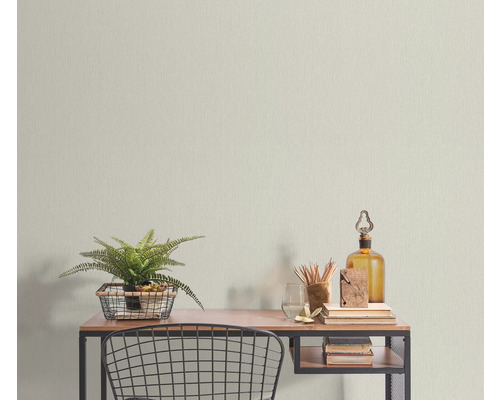 Skrivbord med dekoration och textil tapet i bakgrunden