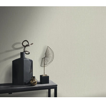 Närbild av en ljus non-woven tapet med fin struktur