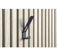 Svart klädkrok på en trävägg