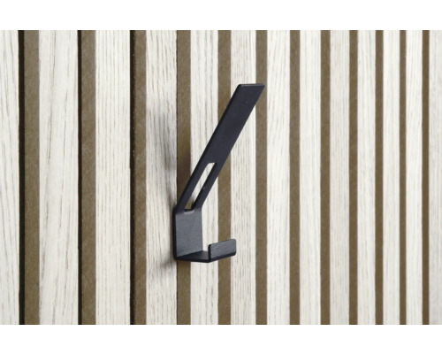 Svart klädkrok på en trävägg