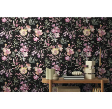 Tapet med blommönster i interiör