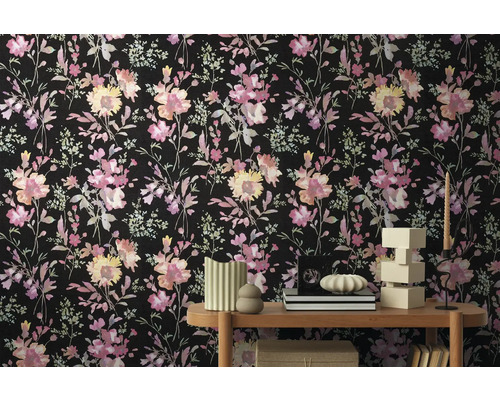 Tapet med blommönster i interiör