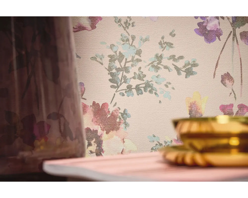 Närbild av en blommig tapet med ett vasfragment och en guldskål