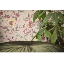 Dekorativ tapet med blommönster och en krukväxt i förgrunden.
