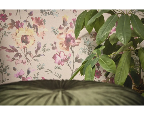 Dekorativ tapet med blommönster och en krukväxt i förgrunden.