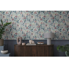 Dekorativt rum med mönstrad tapet, byrå och krukväxter