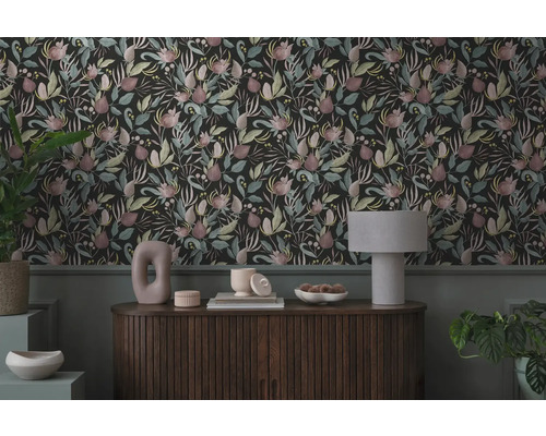 Dekorativ tapet med blommönster i ett stilfullt vardagsrum