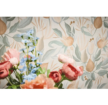 Blommig tapet med blommönster bakom en blombukett