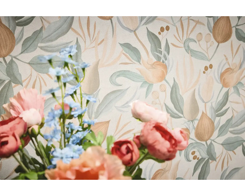 Blommig tapet med blommönster bakom en blombukett