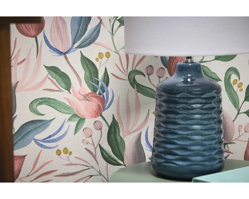 Dekorativ tapet med blommönster och bordslampa