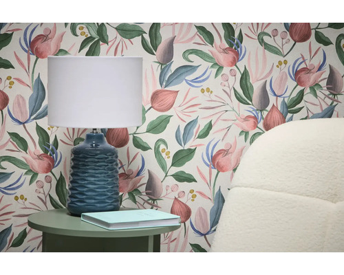 Scen med blommig tapet, bordslampa och sidobord