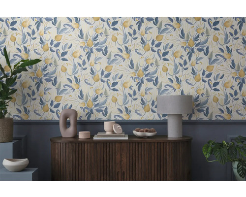Rumsöversikt med blommönstrad tapet och träskänk med dekorativa föremål