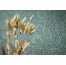 Närbild av en grön tapet med bladmönster