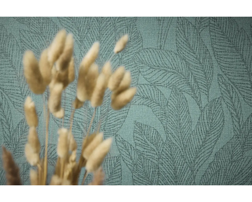 Närbild av en grön tapet med bladmönster