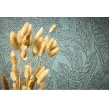 Närbild av en mönstrad tapet med bladmotiv