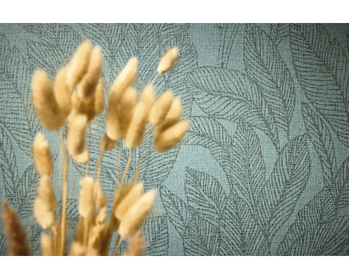 Närbild av en mönstrad tapet med bladmotiv