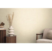 Dekorativ interiör med byrå, vas med torkade blommor och fåtölj