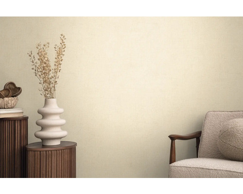 Dekorativ interiör med byrå, vas med torkade blommor och fåtölj