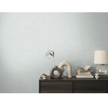 Vardagsrum med mönstrad tapet och byrå med dekorativa element.