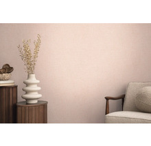 Rumsöversikt med textiltapet, stol och dekoration