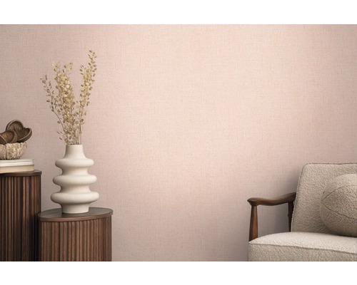 Rumsöversikt med textiltapet, stol och dekoration