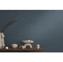 Dekorativ tapet med textilmönster i vardagsrummet