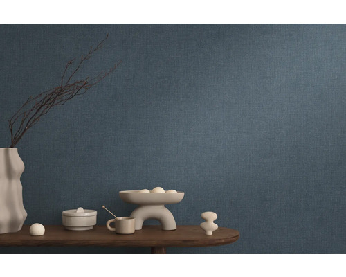 Dekorativ tapet med textilmönster i vardagsrummet