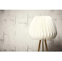Golvlampa med plisserad skärm och träfot