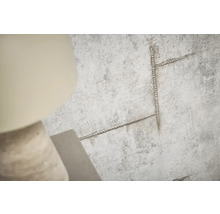 Dekorativ väggpanel med betongutseende och linjär relief