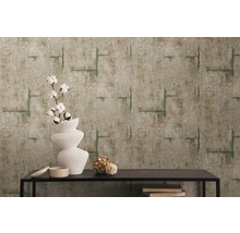 Dekorativt rum med mönstrad tapet, vas och bord