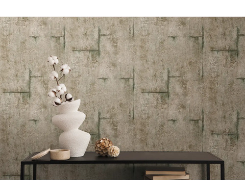 Dekorativt rum med mönstrad tapet, vas och bord